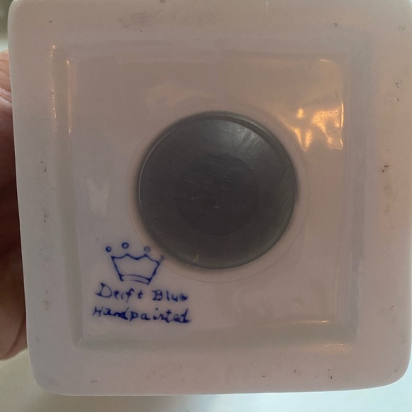 Delft Blue and White Ceramic House Figurine - Picture 5 of 6